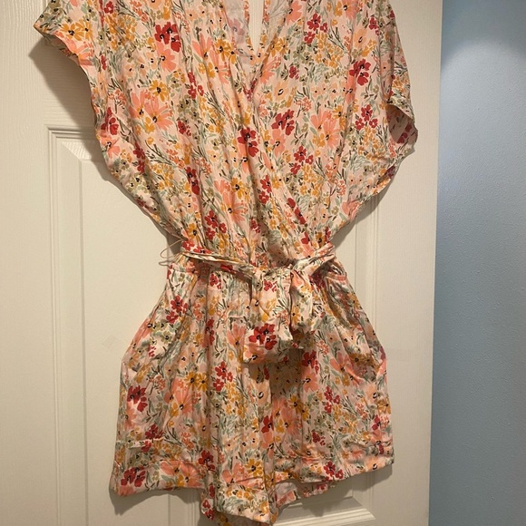 Shore Women’s Willow Shorts Romper Resort Pockets Floral Pockets New size M - Picture 2 of 14